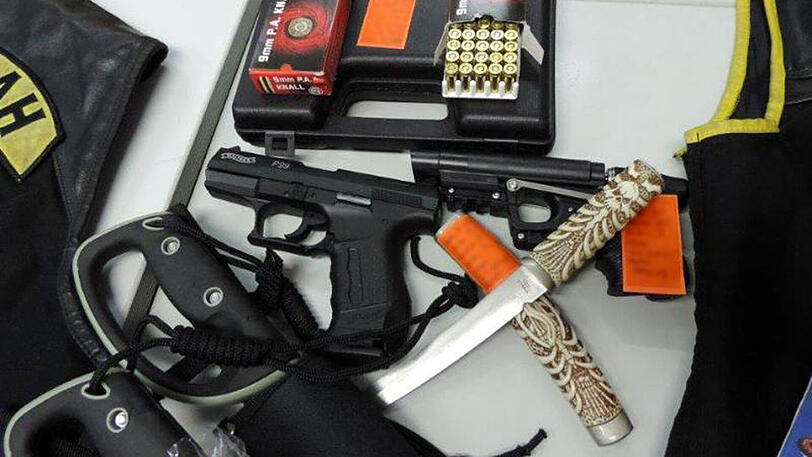 Beschlagnahmte Waffen aus einer Polizeirazzia im Februar 2015 gegen den Rocker-Club Satudarah in Essen.