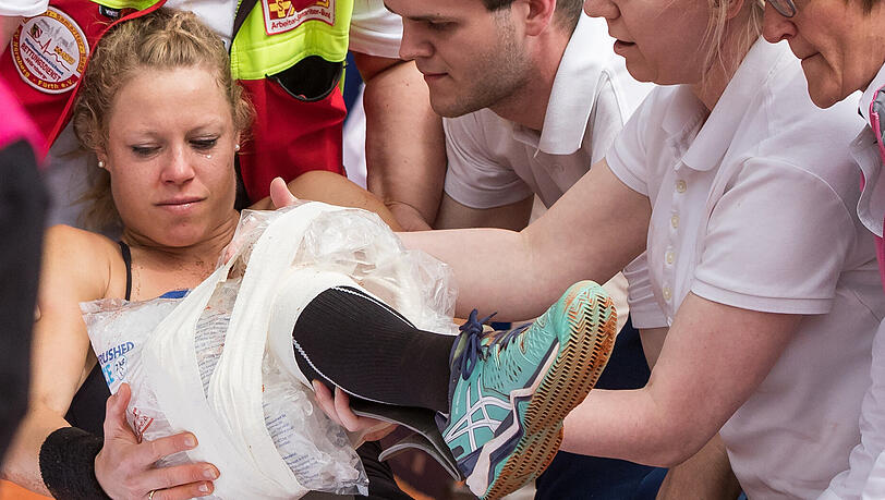 Die deutsche Tennisspielerin Laura Siegemund wird im Achtelfinale nach einer Verletzung von Sanitätern auf eine Trage gehoben. Die deutsche Tennisspielerin Laura Siegemund wird im Achtelfinale nach einer Verletzung von Sanitätern auf eine Trage gehoben.