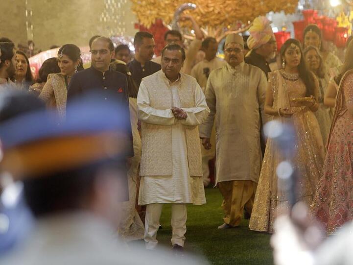 Mukesh Ambani (M.), der Vater der Braut, gilt als reichster Mann Indiens.