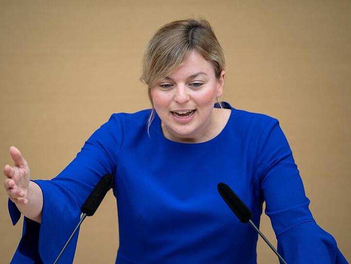 Katharina Schulze, Fraktionsvorsitzende der Fraktion Bündnis 90/Die Grünen, spricht im Landtag. Foto: Sina Schuldt/dpa