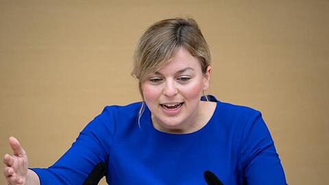 Katharina Schulze, Fraktionsvorsitzende der Fraktion Bündnis 90/Die Grünen, spricht im Landtag. Foto: Sina Schuldt/dpa