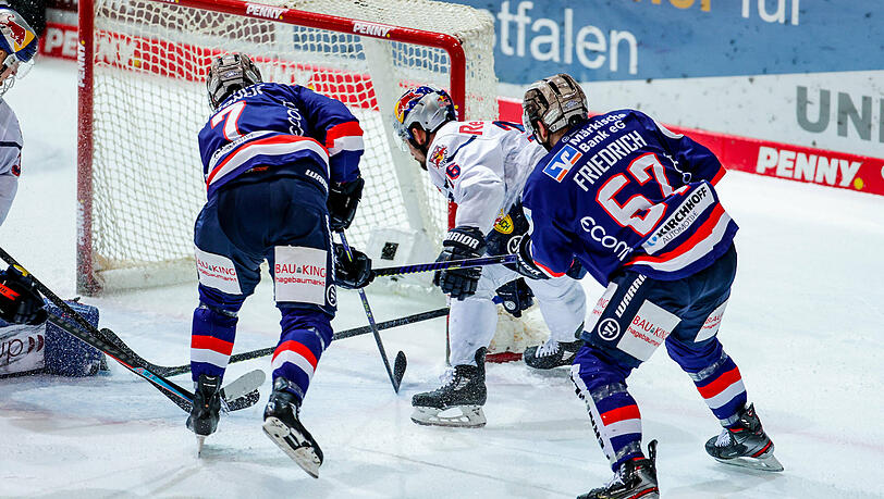 Iserlohns Jake Weidner trifft zur 5:3-Führung für die Gastgeber, Münchens Yannic Seidenberg kommt zu spät.