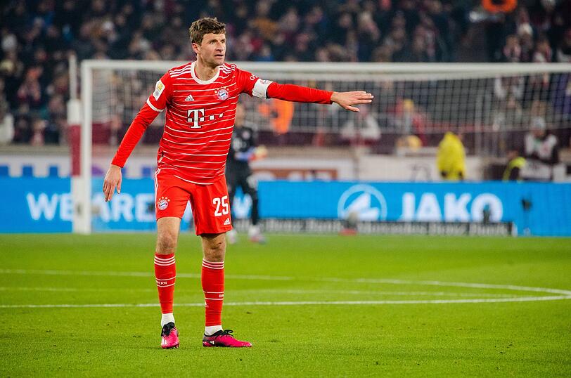 Münchens Thomas Müller steht auf dem Spielfeld.