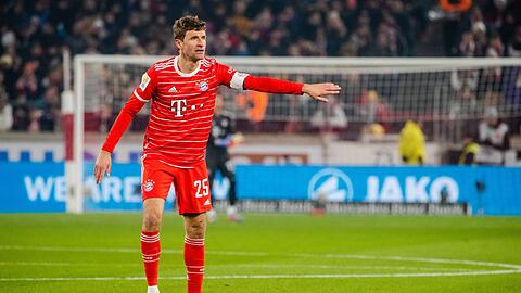 Münchens Thomas Müller steht auf dem Spielfeld.
