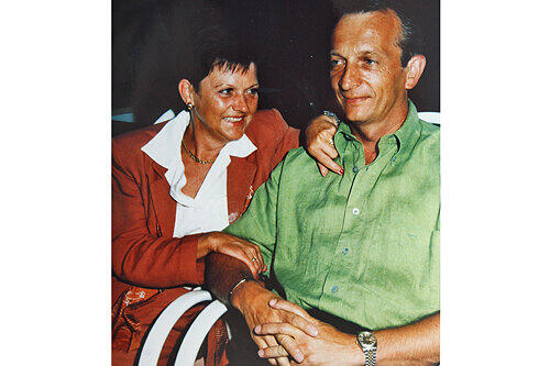 Ein Bild aus glücklichen Zeiten: Petra L. mit Ehemann Günter (52&dagger;). Der Werksmeister joggte vor seiner Erkrankung täglich zehn Kilometer, gewann als Top-Tennisspieler etliche Pokale für seinen Verein.