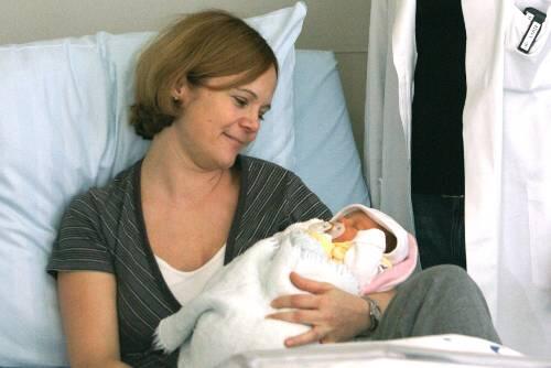 Unverhofftes Glück: Nicola Jaklin hat trotz Gebärmutterhalskrebs ihre kleine Luisa geboren.