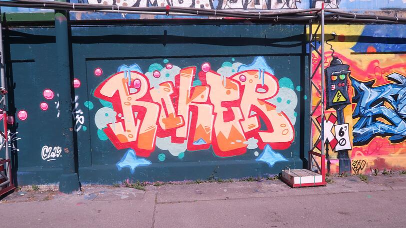 Kantig, knallig, neu: An der Tumblingerstraße tobt sich die Street-Art-Szene legal aus – solange das Schlachthofviertel nicht bebaut wird.
