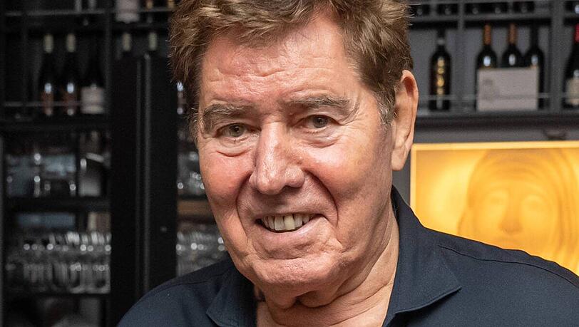 Jack White arbeitete mit vielen nationalen und internationalen Stars zusammen. 2014 beendete er seine aktive Karriere. Jack White arbeitete mit vielen nationalen und internationalen Stars zusammen. 2014 beendete er seine aktive Karriere.