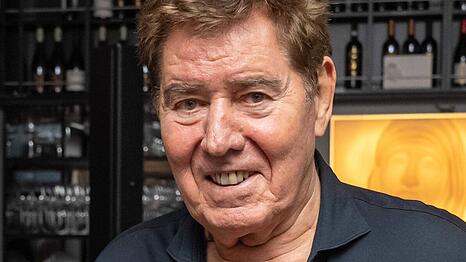 Jack White arbeitete mit vielen nationalen und internationalen Stars zusammen. 2014 beendete er seine aktive Karriere.