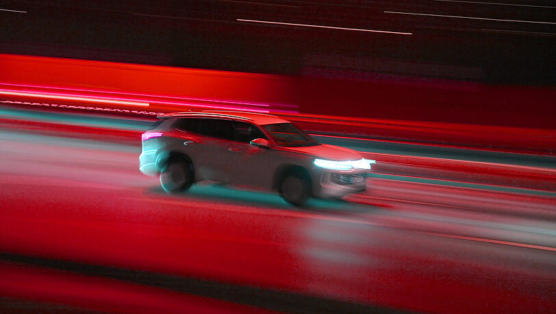 Raser nutzen häufig die Dunkelheit Nacht, um bei relativ wenig Verkehr Grenzen zu überschreiten und gefährliche Manöver zu fahren. Raser nutzen häufig die Dunkelheit Nacht, um bei relativ wenig Verkehr Grenzen zu überschreiten und gefährliche Manöver zu fahren.