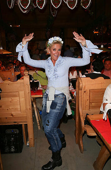 Claudia Effenberg im Weinzelt.