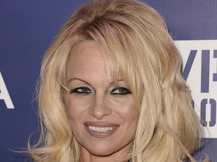 Pamela Anderson ohne ihren berühmten roten Baywatch-Badeanzug, aber wieder mit wallender blonder Mähne