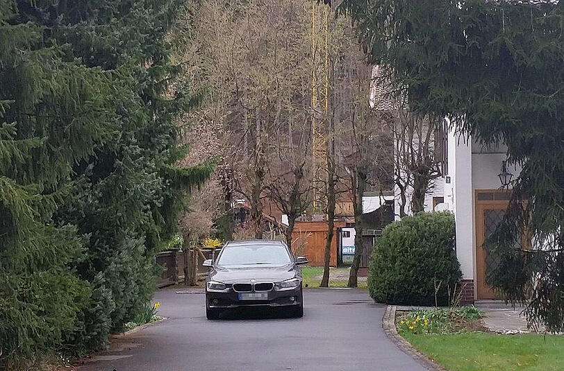 Ein ziviles Polizeifahrzeug vor dem Haus des Chefarztes am Breitenbach.