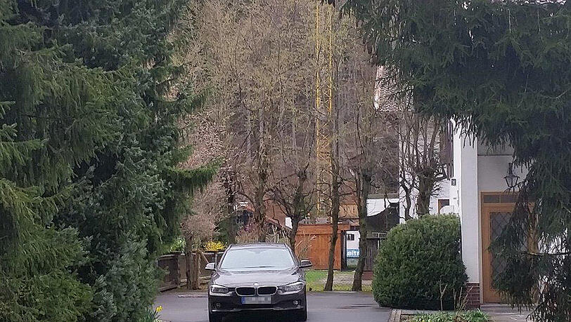 Ein ziviles Polizeifahrzeug vor dem Haus des Chefarztes am Breitenbach. Ein ziviles Polizeifahrzeug vor dem Haus des Chefarztes am Breitenbach.