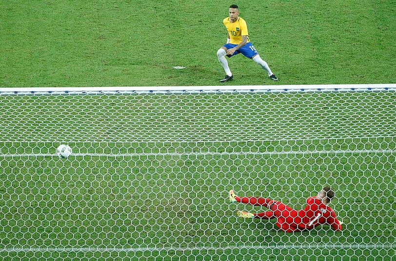 Bitterer Moment: Neymar siegt im Duell gegen Torwart Horn.