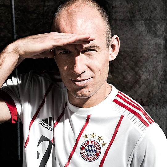 Weiß mit roter Raute: So sieht das neue Champions-League-Trikot des FC Bayern aus.