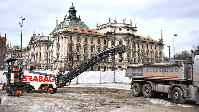 2. April: Mit einer Kaltfräse rücken die Bauarbeiter dem Erdreich unter dem Brunnen zu Leibe. Die aktuellen Bilder vom Stachus.
