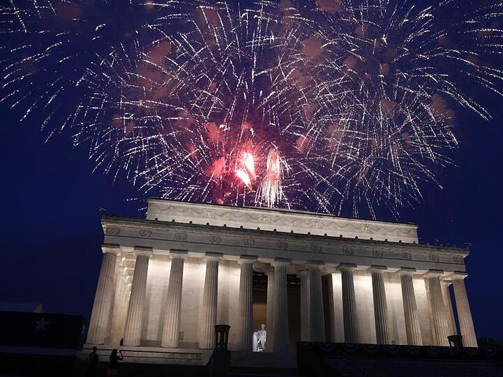 Über dem Lincoln Memorial zeigt sich das traditionelle Feuerwerk.