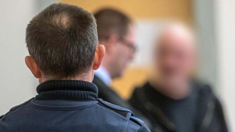 Der Angeklagte (r) steht im Verhandlungssaal des Landgerichts. Foto: Armin Weigel/dpa Der Angeklagte (r) steht im Verhandlungssaal des Landgerichts. Foto: Armin Weigel/dpa
