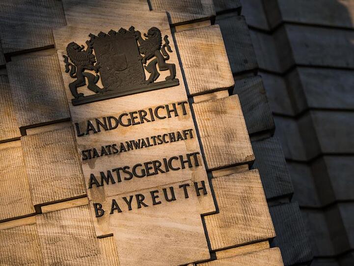 "Landgericht. Staatsanwaltschaft. Amtsgericht. Bayreuth." steht an der abgebildeten Außenfassade. Foto: Nicolas Armer/dpa/Archivbild