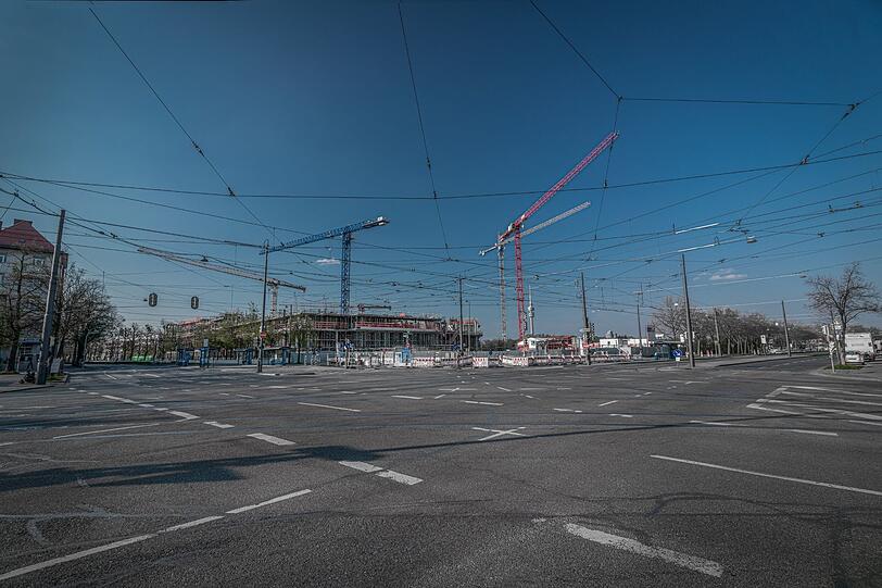Karfreitag, 16.41 Uhr: der sonst staugeplagte Leonrodplatz - autofrei.