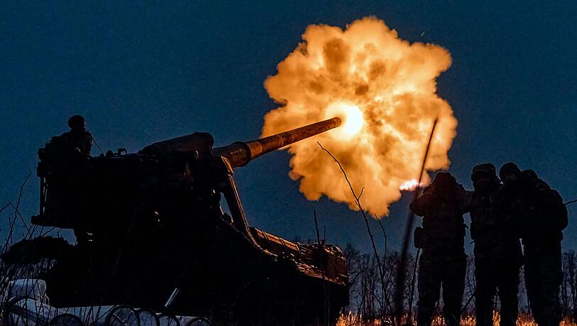 Ukrainische Soldaten beschießen russische Stellungen nahe der Stadt Bachmut im Donbass mit einer Haubitze.