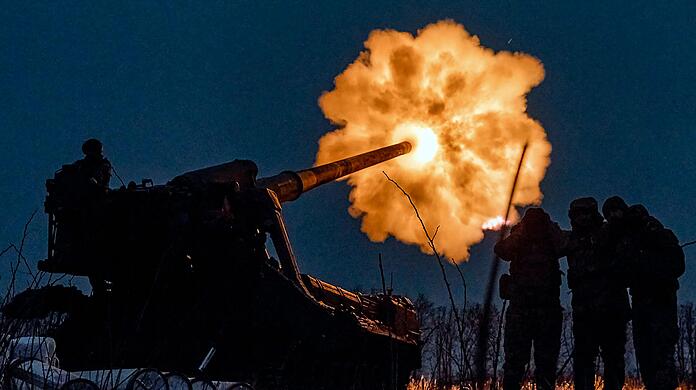 Ukrainische Soldaten beschießen russische Stellungen nahe der Stadt Bachmut im Donbass mit einer Haubitze.