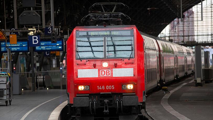 Ein Regionalzug fährt im Kölner Hauptbahnhof ein.
