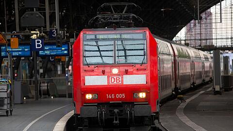 Ein Regionalzug fährt im Kölner Hauptbahnhof ein.