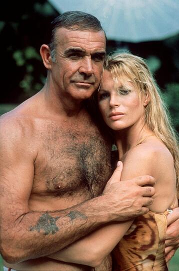 Nochmal Sean Connery als 007, Geheimagent seiner Majestät mit der Lizenz zum Töten, in einer Szene mit der schönen Kim Basinger in dem Film "Sag niemals nie" von 1983.