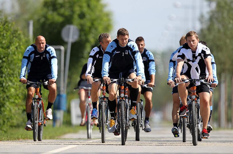 Angenommen, das Trainingslager der Löwen hätte einen Soundtrack - "Ja, mia san mitm Radl da" wäre das Lied zum dritten Tag in Neusiedl.