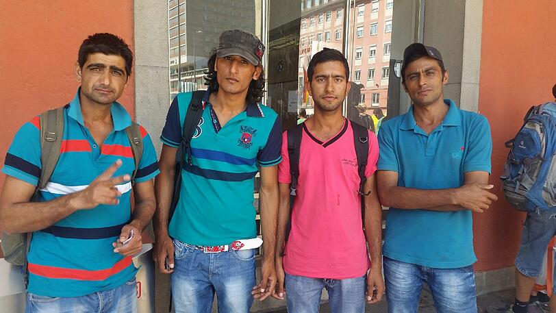 Diese vier jungen Männer aus Pakistan haben in Budapest am Bahnhof sieben Tage auf dem Boden geschlafen und in der Nacht mit viel Mühe einen Platz im Zug nach München ergattert.