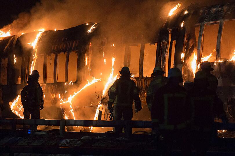 Ein technischer Defekt soll für das Feuer in dem Regionalzug verantwortlich sein. Die Bilder.