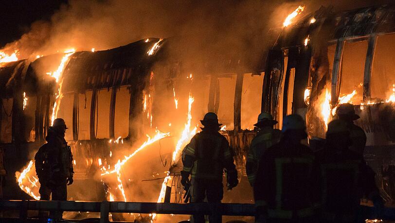 Ein technischer Defekt soll für das Feuer in dem Regionalzug verantwortlich sein. Die Bilder. Ein technischer Defekt soll für das Feuer in dem Regionalzug verantwortlich sein. Die Bilder.