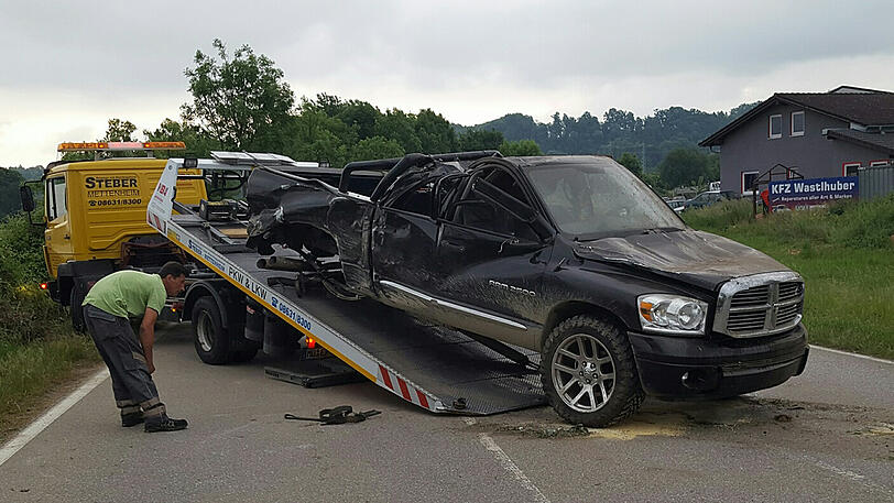Der Dodge überschlug sich und entwurtzelte zwei Bäume. Die Bilder von der Unfallstelle.