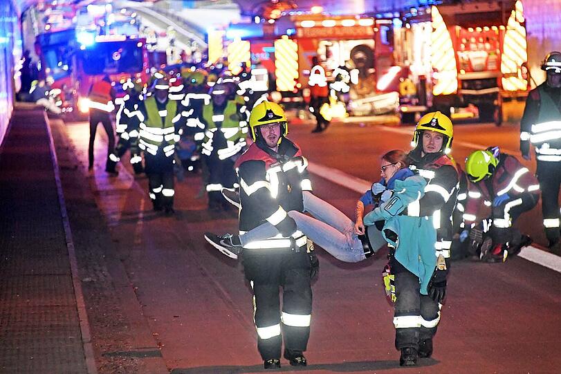 Mehrere Personen wurden in ihren Fahrzeugen "eingeklemmt".
