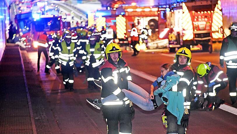 Mehrere Personen wurden in ihren Fahrzeugen "eingeklemmt". Mehrere Personen wurden in ihren Fahrzeugen "eingeklemmt".
