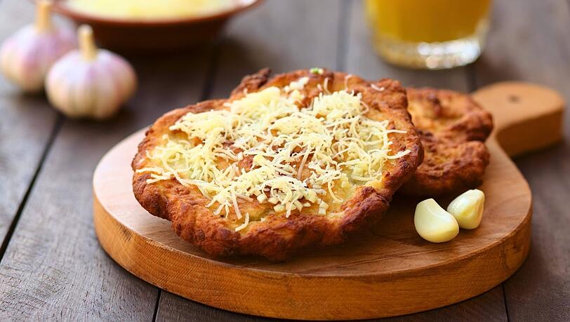 Mit Käse und Knoblauch: die ungarische Spezialität Lángos. Mit Käse und Knoblauch: die ungarische Spezialität Lángos.