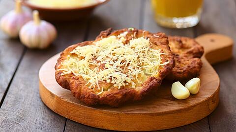 Mit Käse und Knoblauch: die ungarische Spezialität Lángos.
