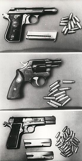 Das sind die Waffen, die bei den Terroristen damals im Gepäck gefunden wurden.