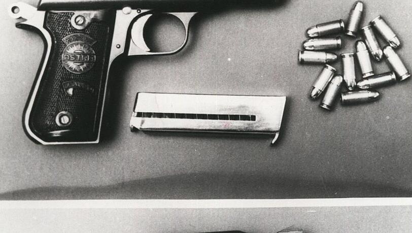 Das sind die Waffen, die bei den Terroristen damals im Gepäck gefunden wurden.