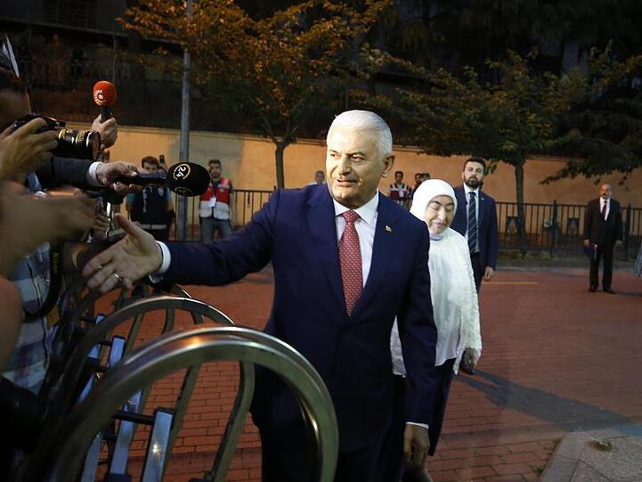 Binali Yildirim (M), Mitglied der AKP (Partei für Gerechtigkeit und Entwicklung), kommt zur Fernsehdebatte mit Bürgermeisterkandidat Imamoglu.