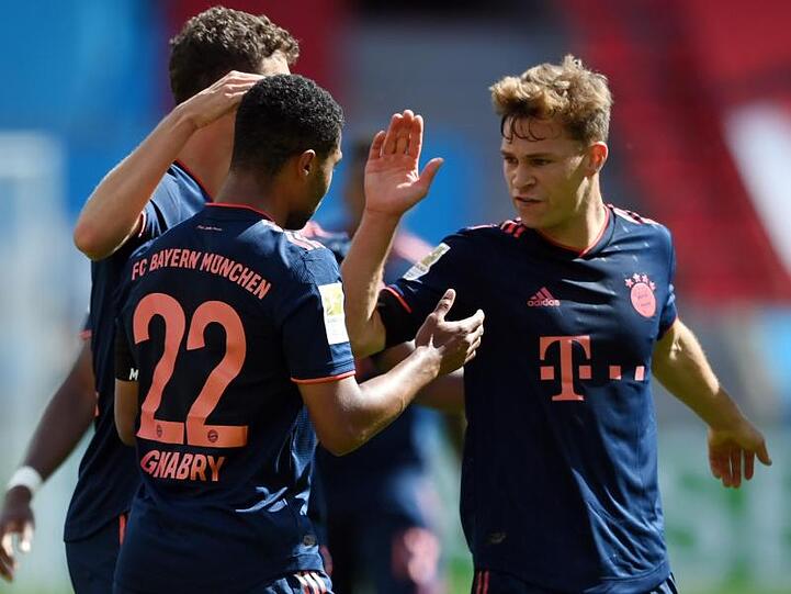 Serge Gnabry (l) jubelt über seinen Treffer zum 3:1 für Bayern München gegen Bayer Leverkusen mit seinem Teamkollegen Joshua Kimmich.