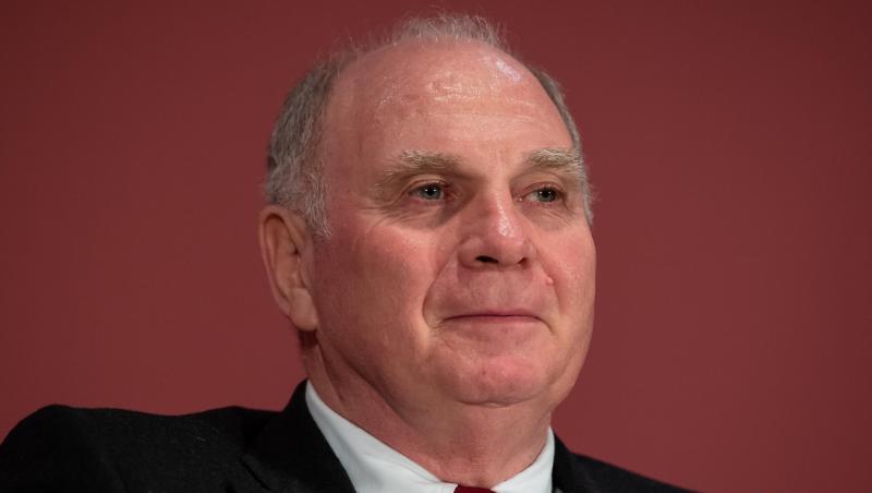Uli Hoeneß, ehemaliger Präsident des FC Bayern, nimmt an einer Pressekonferenz teil.