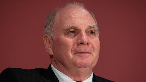 Uli Hoeneß, ehemaliger Präsident des FC Bayern, nimmt an einer Pressekonferenz teil.