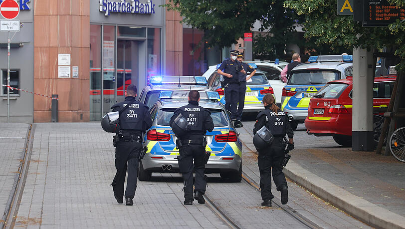 Polizisten laufen in der Innenstadt. Bei einer Messerattacke in der Würzburger Innenstadt sind am Freitag mehrere Menschen getötet worden.