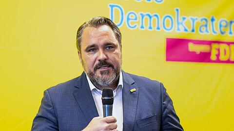 Daniel Föst, Landesvorsitzender der FDP Bayern, spricht beim Politischen Frühschoppen Gillamoos.
