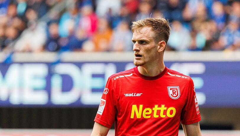 Regensburgs Scott Kennedy steht während des Spiels auf dem Spielfeld.