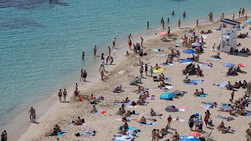 Im vergangenen Winter zog es wieder viele deutsche Urlauberinnen und Urlauber nach Spanien. (Symbolbild)