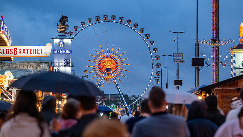 Das 190. Oktoberfest ist vorbei. Aber nicht ganz für eine betrunkene Münchnerin, die am Samstag in der Nähe des Festgeländes mit Pfefferspray auf Polizisten losging.